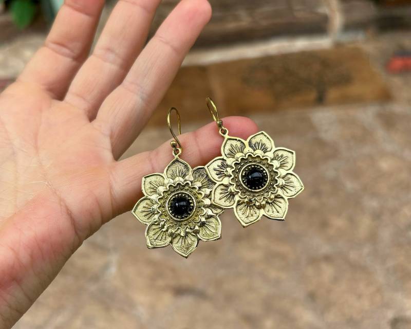 Mondstein Edelstein Blumen Ohrringe - Onyx Hängende Schleifen Ohrringe- Zierlich Elegante Mandala von BySinuhe