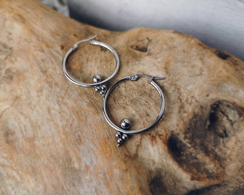 Silber Stahl Creolen - Große Huggie Ohrringe Ball Design Cluster von BySinuhe