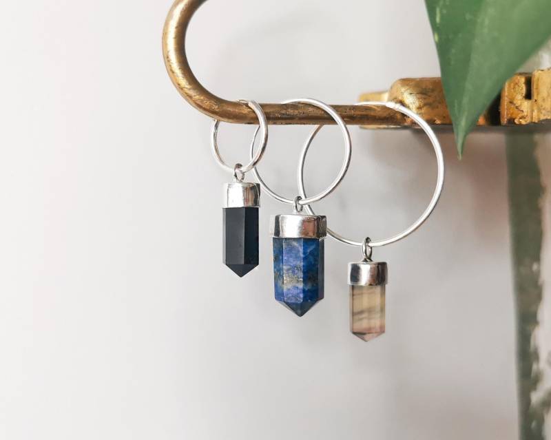 Spitze Edelstein-Creolen - Silberohrringe Mit Baumelnden Mineralanhängern Huggie-stein-Creolen von BySinuhe