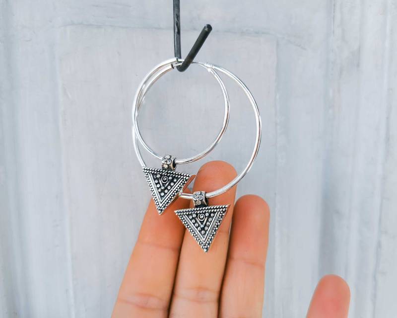 Sterling Silber Creolen - Dreieck Anhänger Hängend Von Statement Handgemachte Echt Ohrringe von BySinuhe