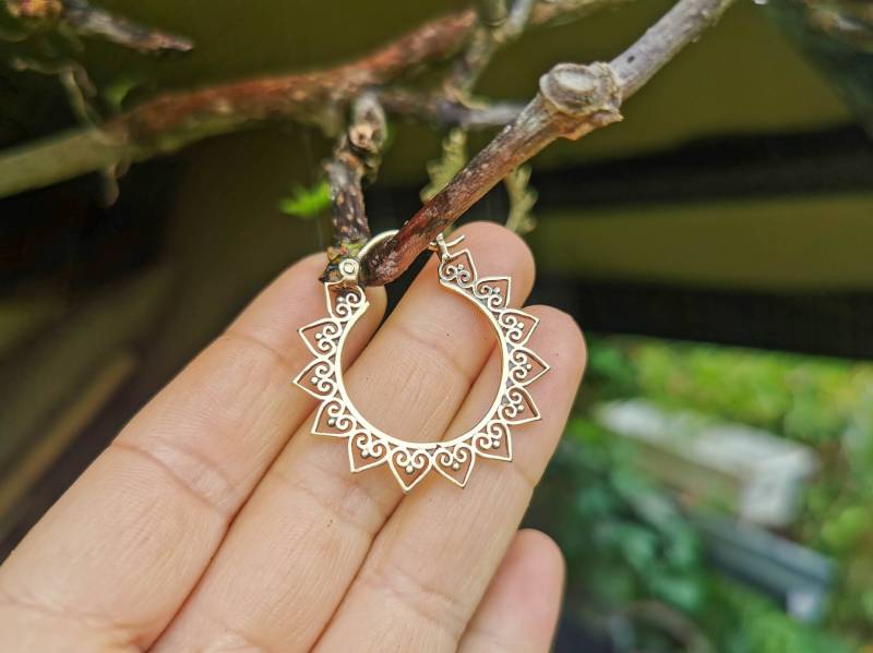 Sternförmige Creolen - Mandala Blume in Goldenem Messing Geschnitzt Zierliche Hippie Stil Ohrringe von BySinuhe