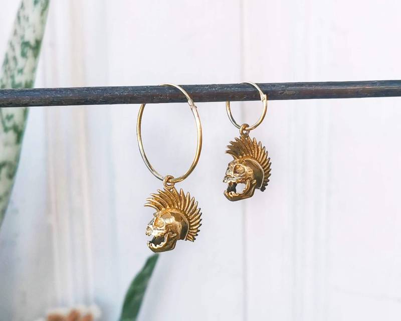 Totenkopf Creolen Baumeln - Goldene Messing Ohrringe Mit Punk Anhänger Gothic Und Emo Schmuck von BySinuhe