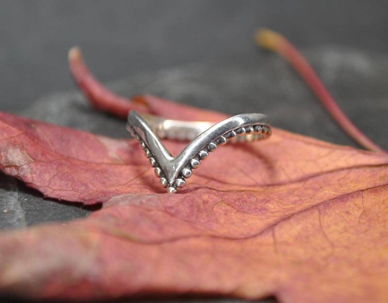 Triangle Ring, Spiky Midi Stapelbarer Dünner Silber Schmuck, Yoga Naif Sterling Boho von BySinuhe