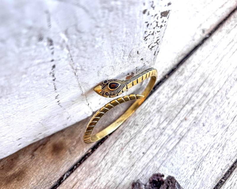 Verstellbares Schlangen Bronze Armband Mit Onyx - Unisex Reptil Schmuck von BySinuhe