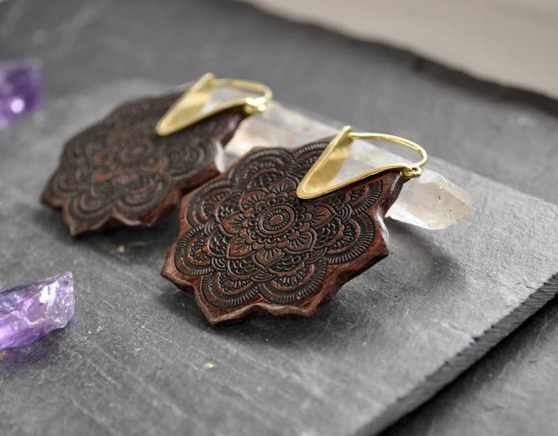 Wood Mandala Ohrringe - Handgeschnitzte Blumen Holzohrringe Bio Messing Holz Creolen von BySinuhe