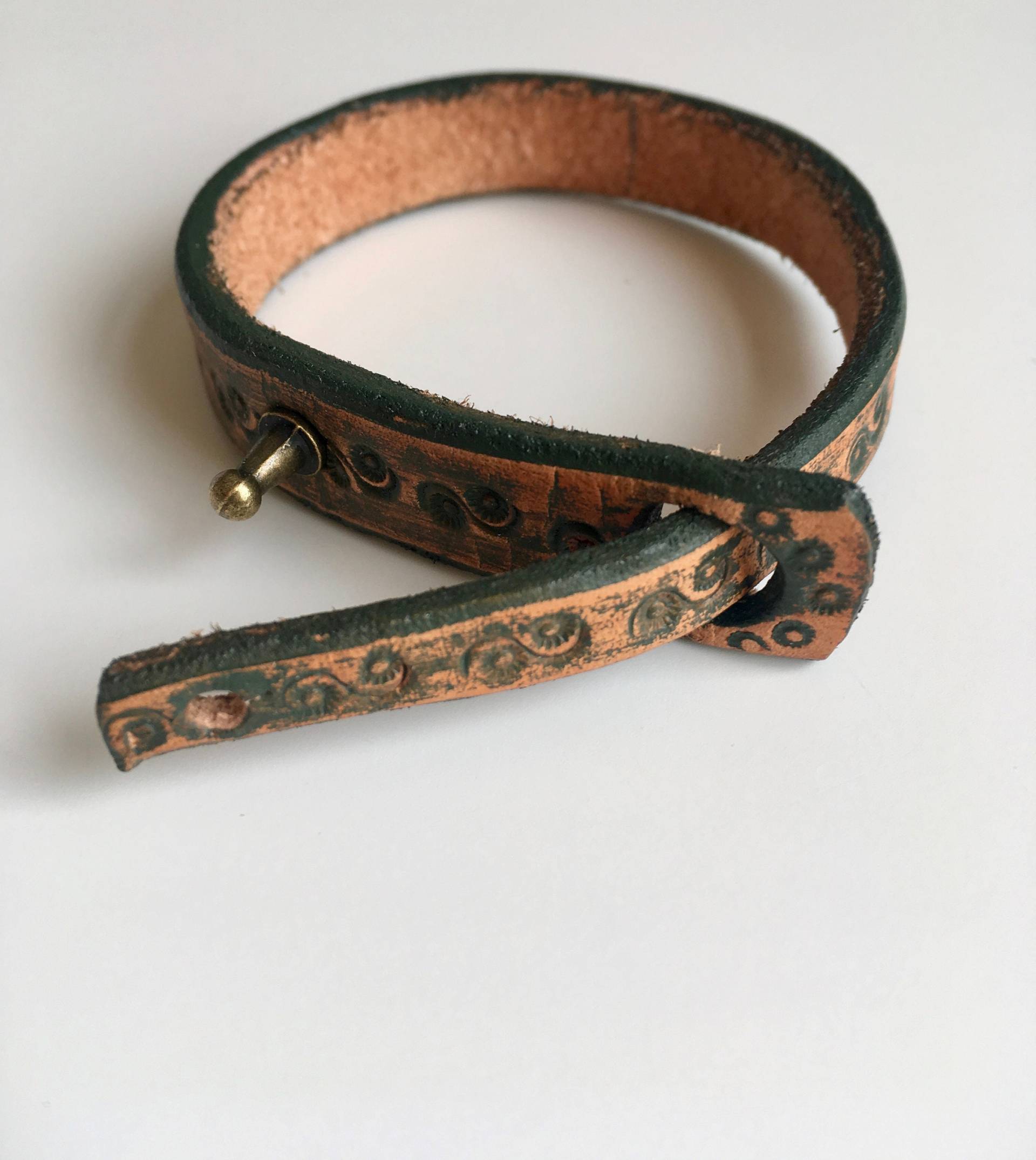Handgefertigtes Stabiles Lederarmband Mit Gewehrknopf Handgefertigtes Stabiles Lederarmband Mit Gewehrknopf von BySjans