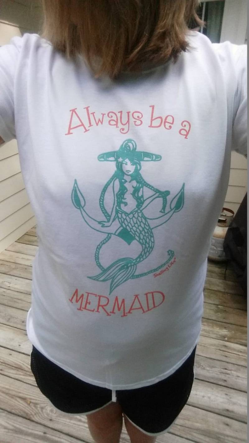 Alway Werden A Nixe Damen Runde Hals T-Shirt - Shelling Life® Bademode Tragen von ByTheSeashoreDecor