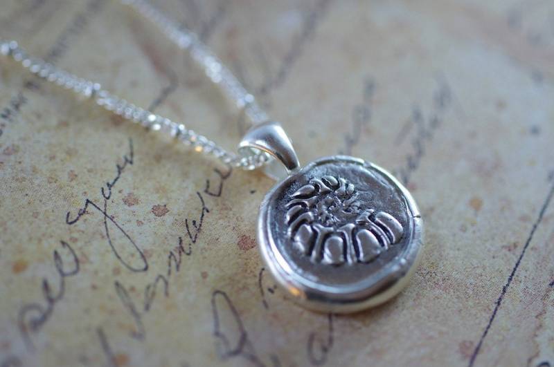 Feine Silber Nautilus Shell Halskette von ByTheSeashoreDecor