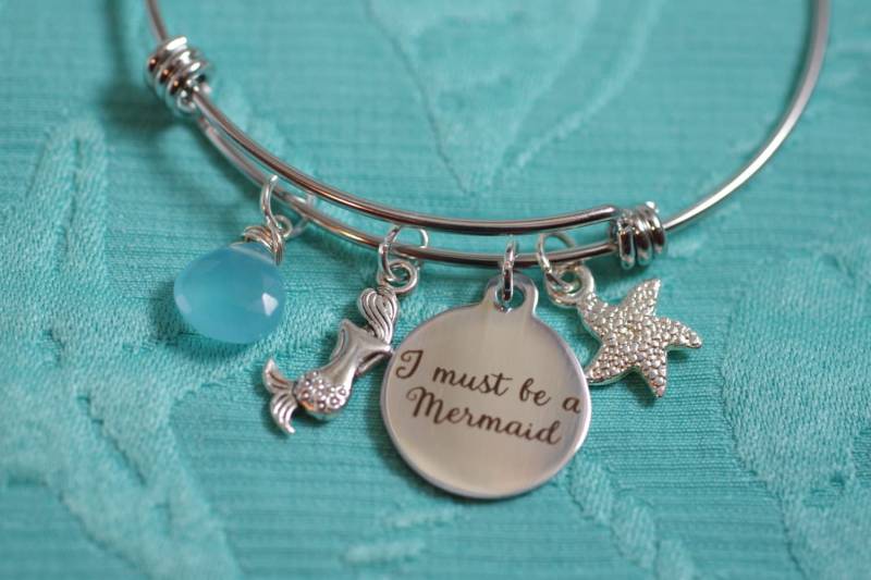 Ich Muss Ein Mermaid Armband - Einstellbare Armreif Mermaid-Liebhaber Sein von ByTheSeashoreDecor