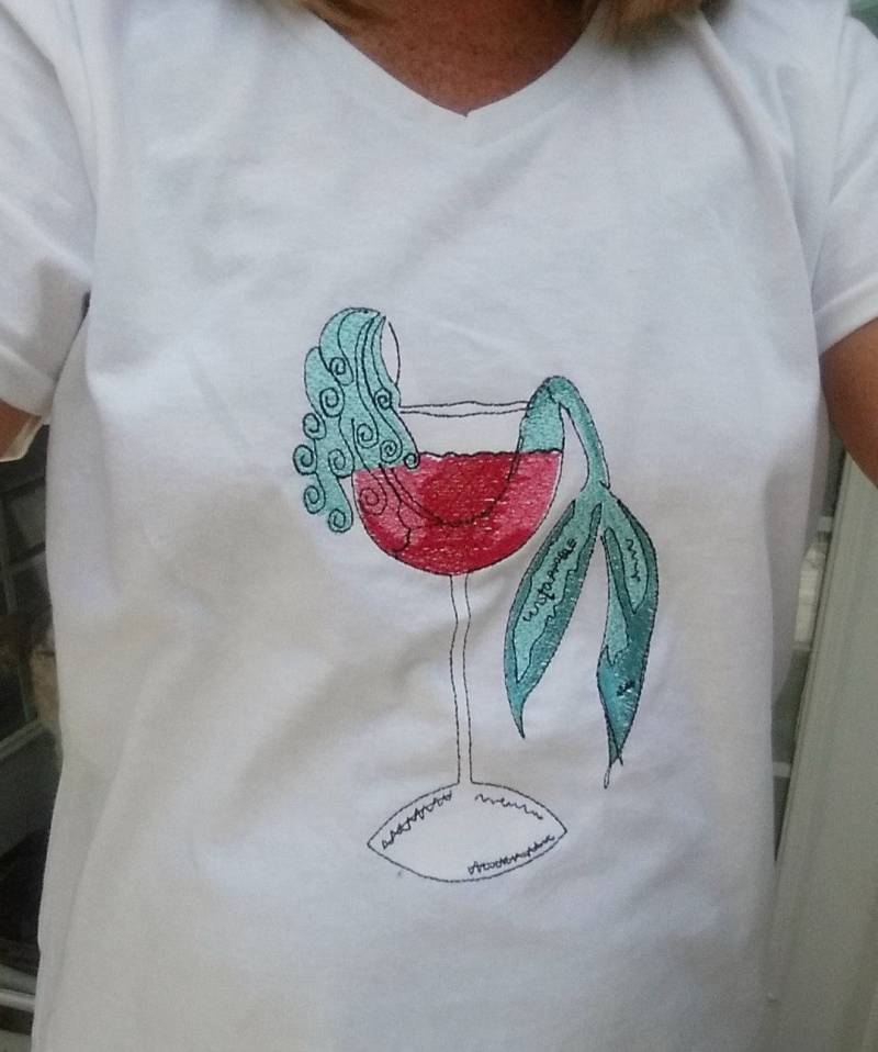 Meerjungfrau Shirt - Bestickte in Weinglas Oder Margarita Glas Beachwear Damenmode von ByTheSeashoreDecor