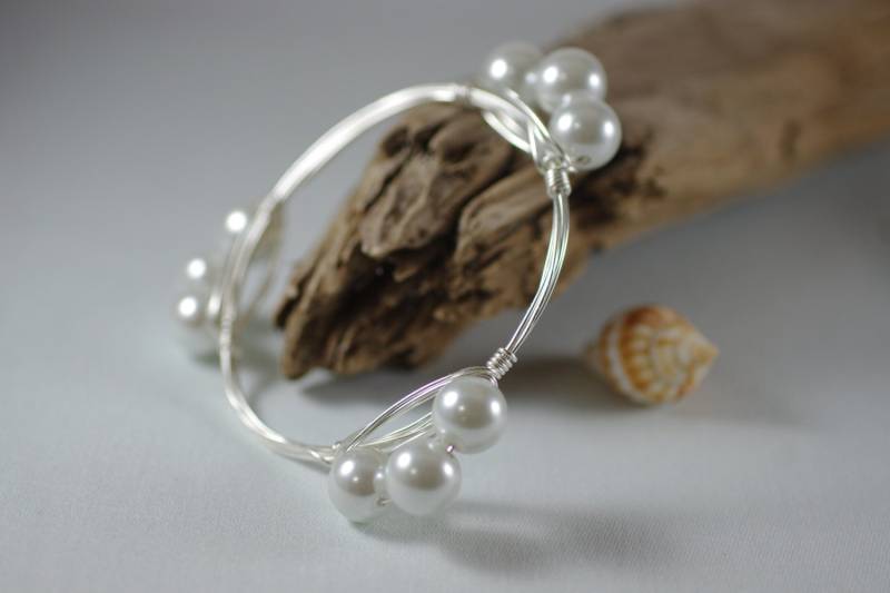 Perle Draht Gewickelt Armreif - Stapelbar Armbänder von ByTheSeashoreDecor