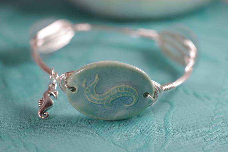 Seepferdchen-Armreif - Aqua Keramik Mit Sea Glass von ByTheSeashoreDecor