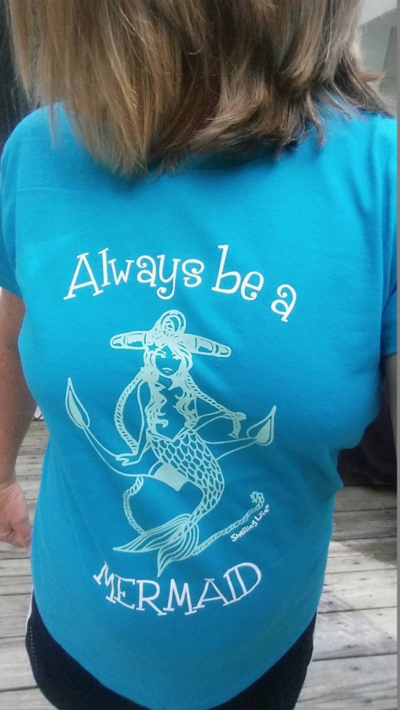 Werden Sie Immer Eine Meerjungfrau Damen Runde Hals T-Shirt - Shelling Life® Beachwear Tragen Kostenlose Versand Uns von ByTheSeashoreDecor