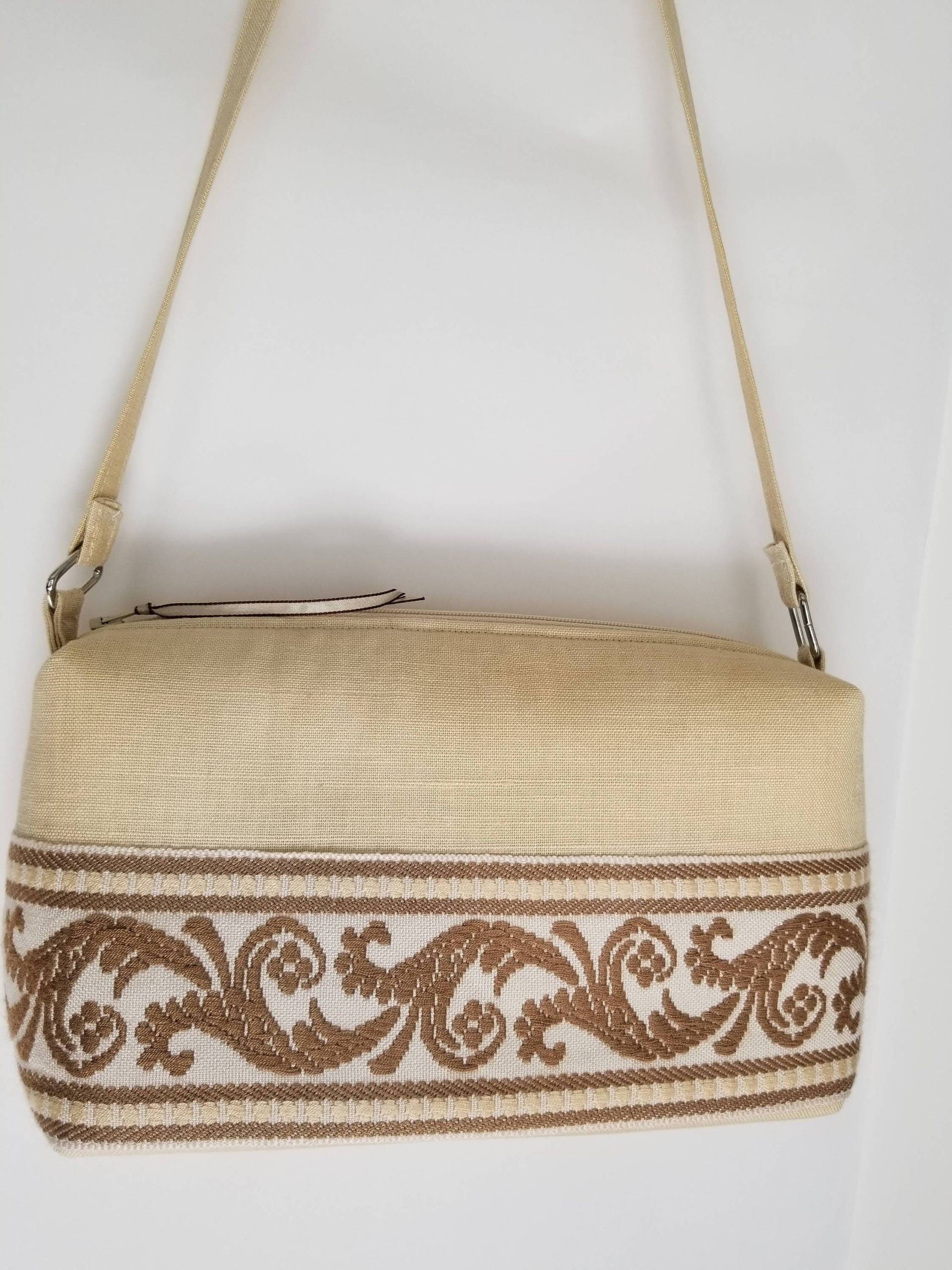 Beige Leinen Clutch Geldbörse Medium Kleine Gr. Mit Wunderschönen Gewebten Bestickten Band Um Den Unteren Griff Riemen, Tasche Mit Gewebtem Beige Leinen Clutch Geldbörse Medium Kleine Gr. Mit Wunderschönen Gewebten Bestickten Band Um Den Unteren Griff Riemen, Tasche Mit Gewebtem von ByTheShoresDesigns