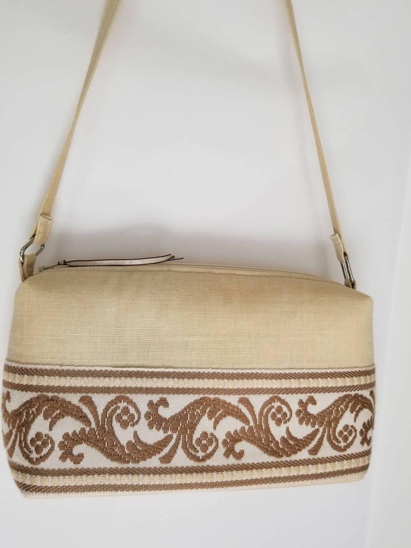 Beige Leinen Clutch Geldbörse Medium Kleine Gr. Mit Wunderschönen Gewebten Bestickten Band Um Den Unteren Griff Riemen, Tasche Mit Gewebtem Beige Leinen Clutch Geldbörse Medium Kleine Gr. Mit Wunderschönen Gewebten Bestickten Band Um Den Unteren Griff Riemen, Tasche Mit Gewebtem von ByTheShoresDesigns