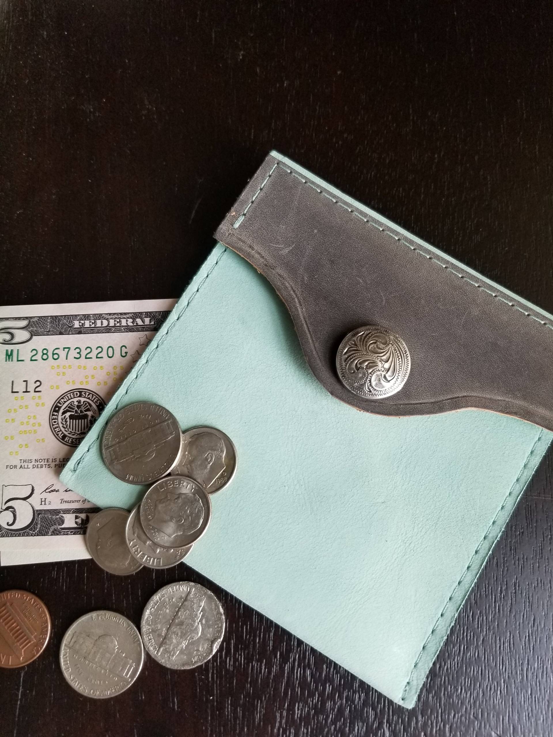 Blau Nubuk-Leder-Geldbörse, Robins Egg Blau Mit Einem Geschliffen Korn Grau Leder Akzent Auf Der Klappe Druckknöpfen Geschlossen Blau Nubuk-Leder-Geldbörse, Robins Egg Blau Mit Einem Geschliffen Korn Grau Leder Akzent Auf Der Klappe Druckknöpfen Geschlossen von ByTheShoresDesigns