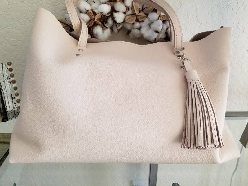 Süße Blush Farbigen Leder-Einkaufstasche. So Dass Luscious, Weiche Blass Rosa Top-Grain Leder Kies, Unterteilt Eine Innere Tasche, Magnetverschluss von ByTheShoresDesigns
