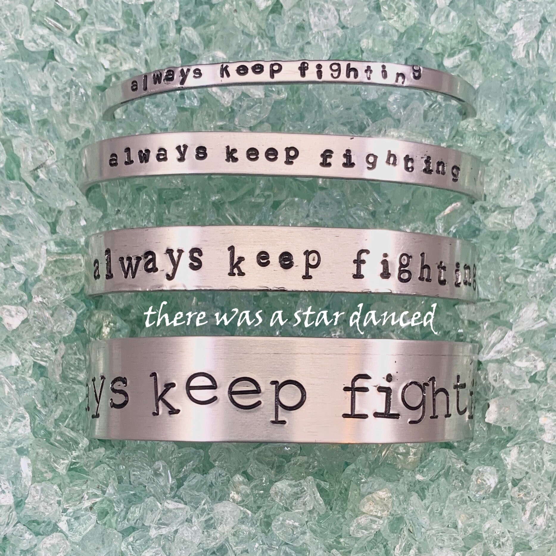 Always Keep Fighting Aluminium Manschettenarmband - #akf Spn Supernatural Always Keep Fighting Aluminium Manschettenarmband - #akf Spn Supernatural von ByTheStar