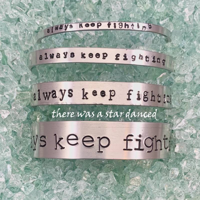 Always Keep Fighting Aluminium Manschettenarmband - #akf Spn Supernatural Always Keep Fighting Aluminium Manschettenarmband - #akf Spn Supernatural von ByTheStar