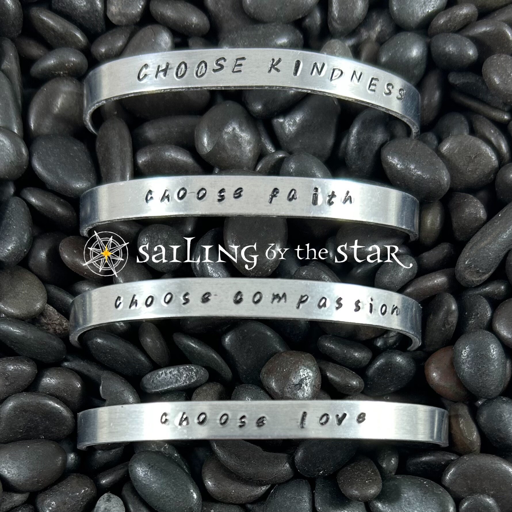 Mantra-Manschettenarmband - Wählen Sie Güte Mitgefühl Glaube Liebe Aluminium Oder Sterlingsilber Verstellbar Mantra-Manschettenarmband - Wählen Sie Güte Mitgefühl Glaube Liebe Aluminium Oder Sterlingsilber Verstellbar von ByTheStar