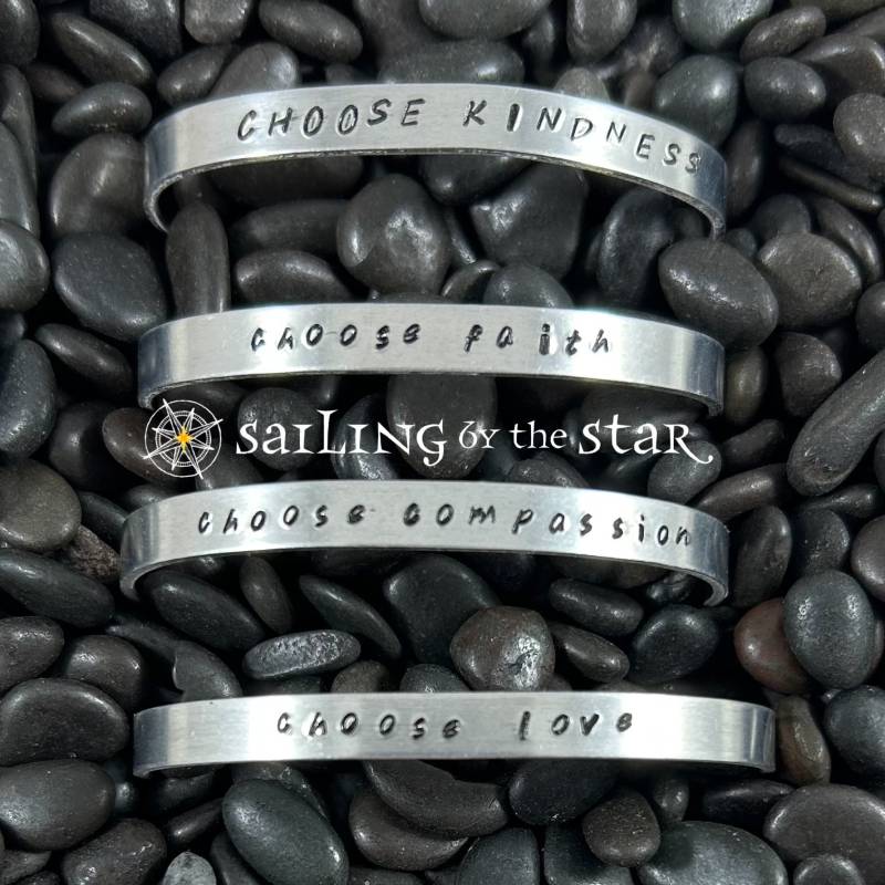 Mantra-Manschettenarmband - Wählen Sie Güte Mitgefühl Glaube Liebe Aluminium Oder Sterlingsilber Verstellbar Mantra-Manschettenarmband - Wählen Sie Güte Mitgefühl Glaube Liebe Aluminium Oder Sterlingsilber Verstellbar von ByTheStar