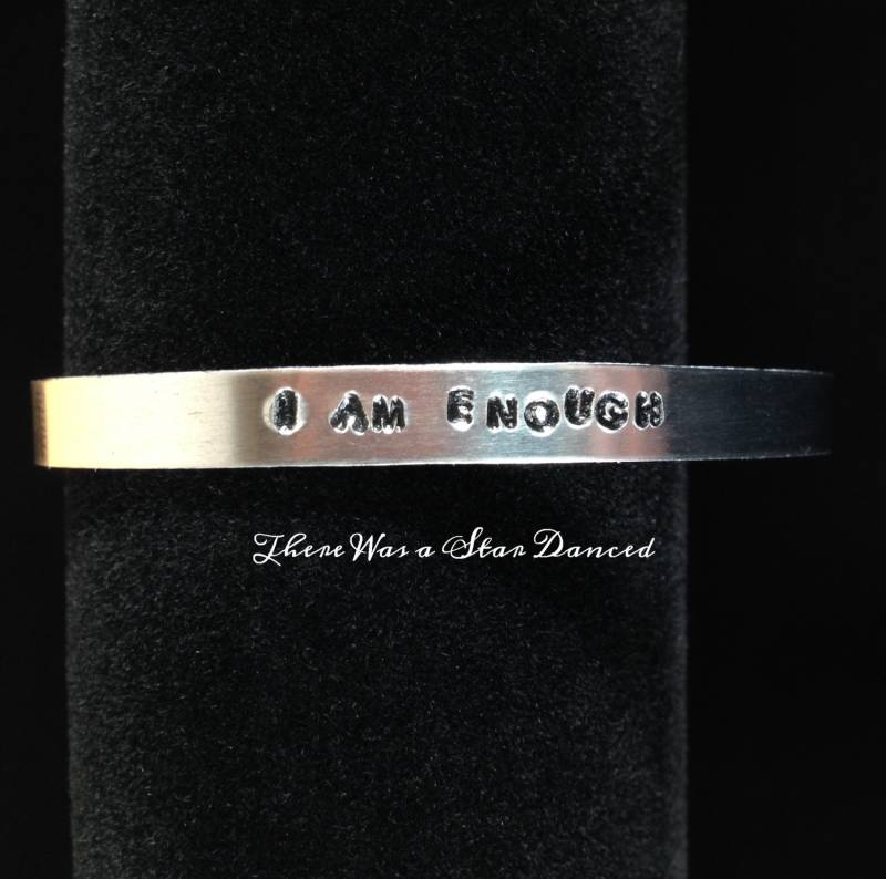 Self-Worth Manschette Armband - Ich Bin Genug Einen Tag Nach Dem Anderen Aluminium Oder Argentium Sterling Silber Self-Worth Manschette Armband - Ich Bin Genug Einen Tag Nach Dem Anderen Aluminium Oder Argentium Sterling Silber von ByTheStar
