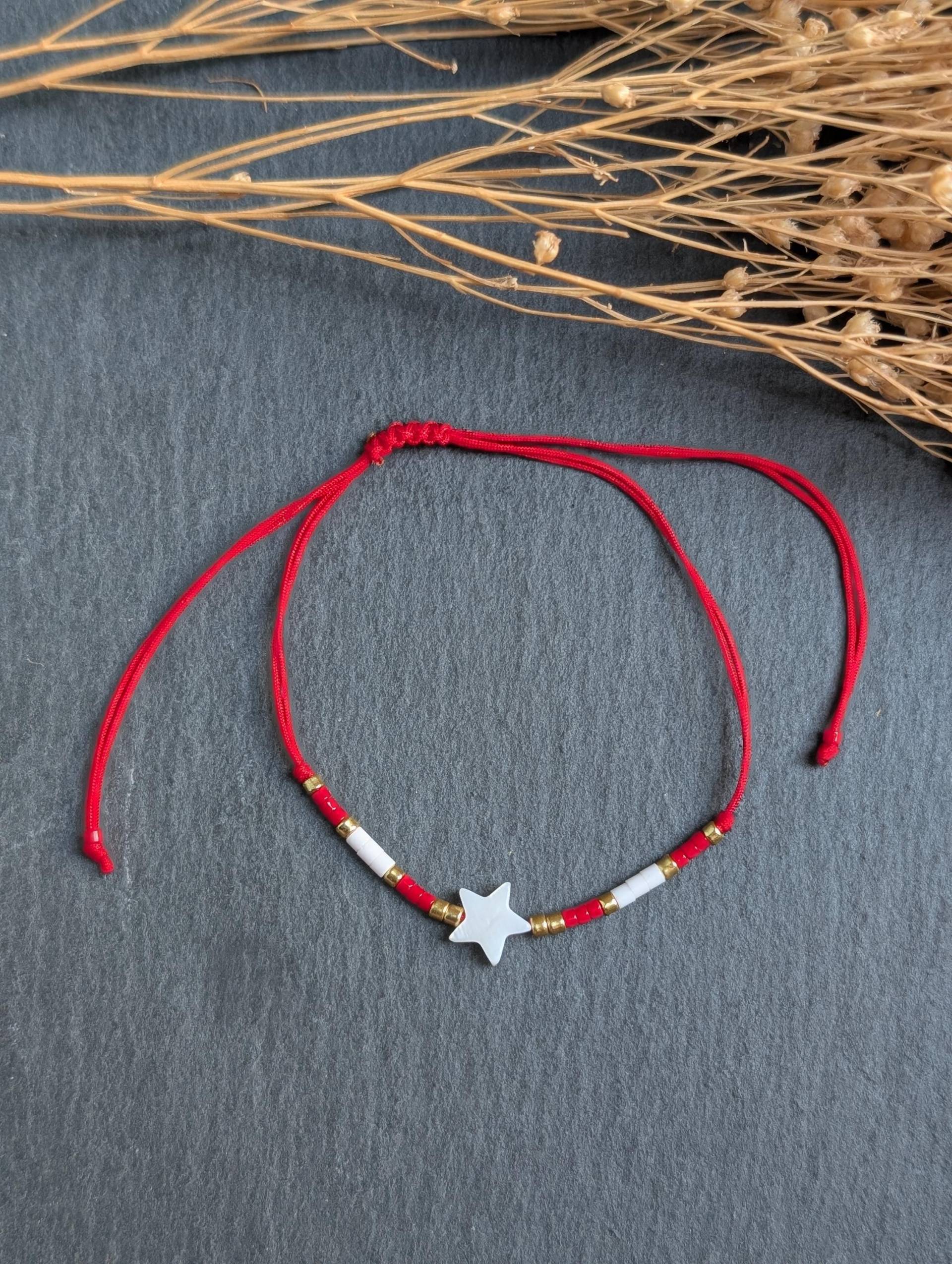 Schlichte Verstellbare Armbänder - Glückssterne Bunte Perlen & Perlmutt Schlichte Verstellbare Armbänder - Glückssterne Bunte Perlen & Perlmutt von ByViannie31
