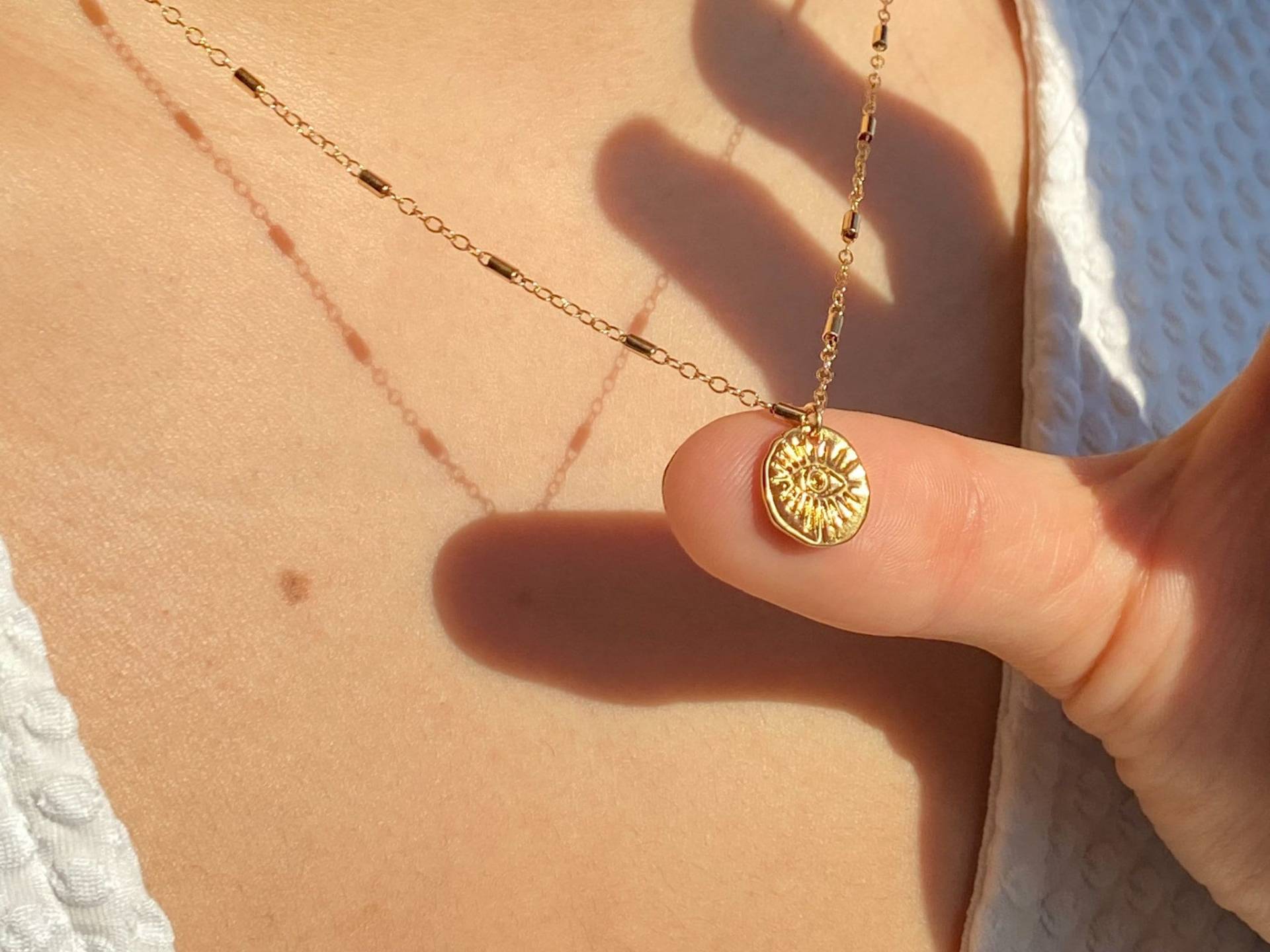 Gold Evil Eye Medaillon Halskette 14K Filled Satelliten Kette von ByViviAmi