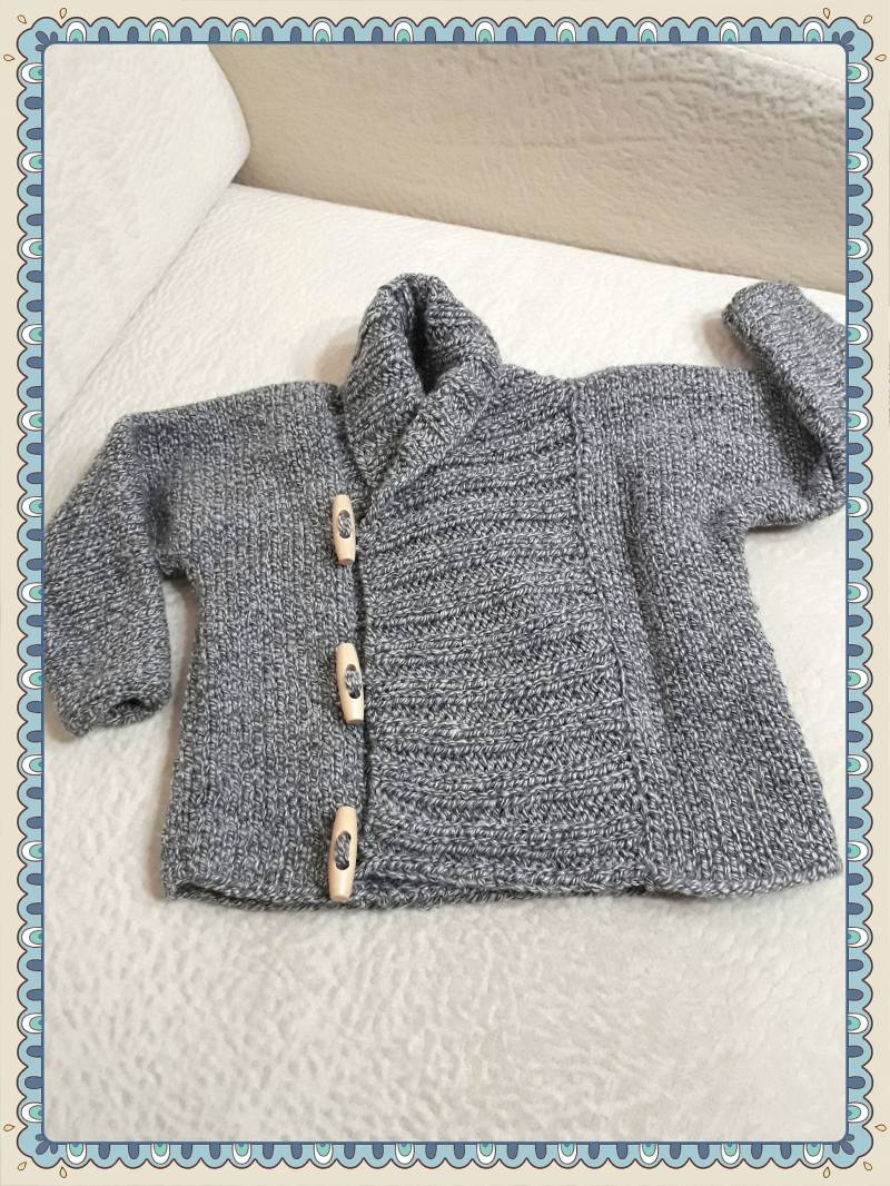 Hand Gestrickte Baby Jungen Grau Doppel Brustige Strickjacke Mit Holz-Toggle-Tasten Für 0-3, 3-6, 6-9 Oder 9-12 Monate von ByYarn