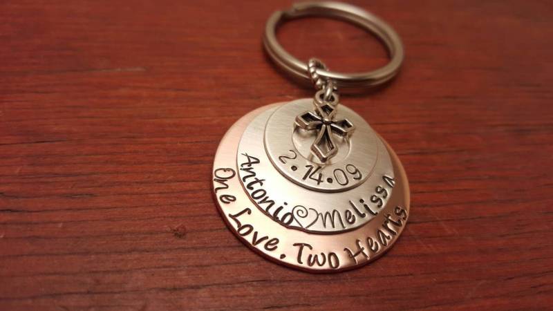 Eine Liebe, Zwei Herzen Jahrestag Schlüsselanhänger, Hochzeit Datum Valentinstag, Von Hand Gestempelt Personalisiert von ByalittlebitofFaith