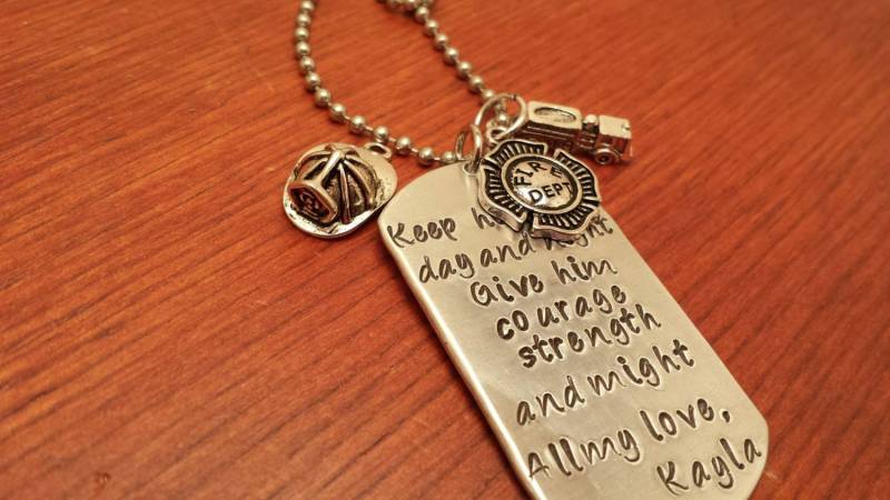 Feuerwehrmann Hund Tag Halskette, Von Hand Gestempelt Personalisierte Halten Sie Ihn Sicher Geschenk von ByalittlebitofFaith