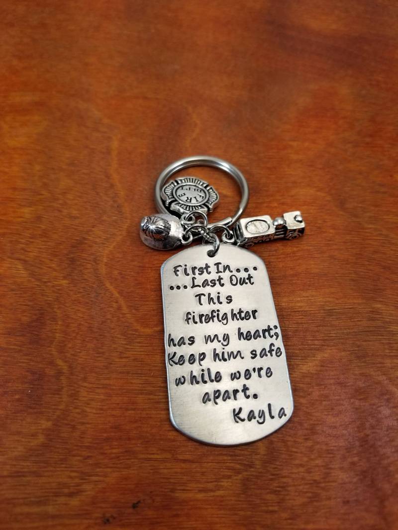 Feuerwehrmann Schlüsselanhänger, First in Last Out, Halten Sie Ihn Sicher, Held Geschenk, Immer Nach Hause Kommen, Personalisierte Hand Gestempelt von ByalittlebitofFaith