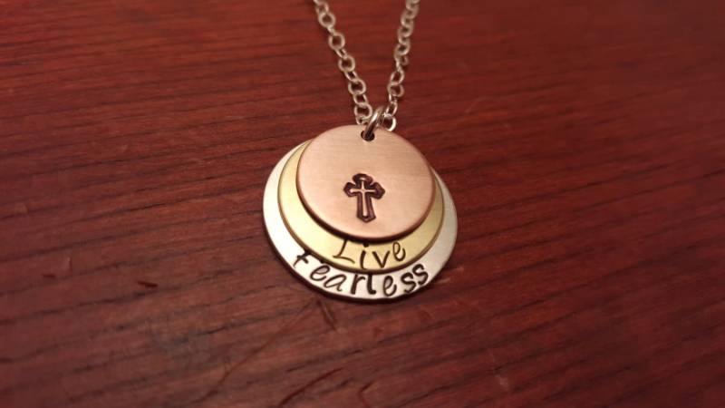 Hand Gestempelt Gemischte Metall Leben Furchtlos, Geschenk Für Die Taufe, Konfirmationsgeschenk, Christlich-Religiöse Geschenk, Christlichen Schmuck von ByalittlebitofFaith