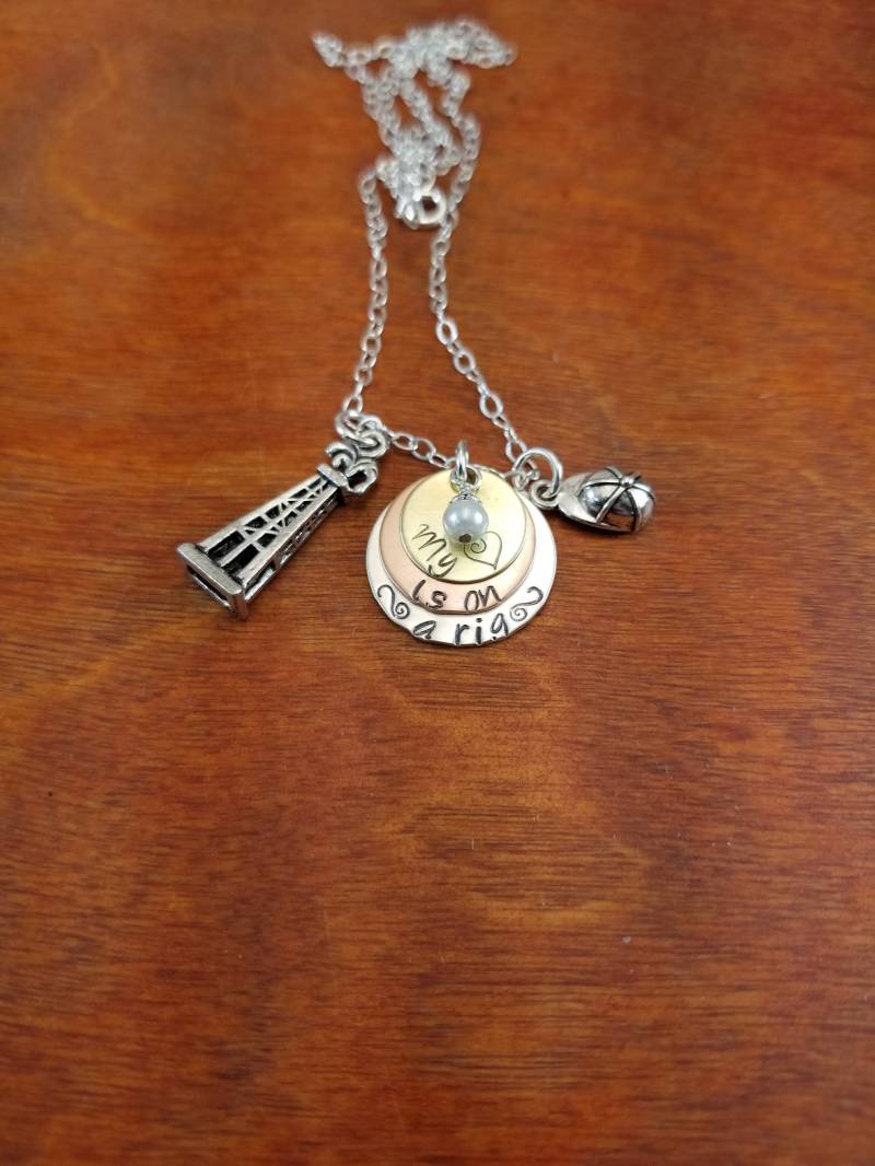 Hand Gestempelt Gemischte Metall Ölfeld Halskette, Im Ölfeld, Oilfield Frau, Derrick, Auf Der Bohrinsel, Hitch Leben, in Patch, Ölplattform Schmuck von ByalittlebitofFaith