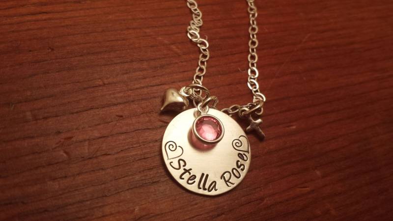 Hand Gestempelt Personalisierte Geburtsstein Halskette, Kleines Mädchen Kristall, Name Geschenk, Neue Mutter, Enkelin von ByalittlebitofFaith