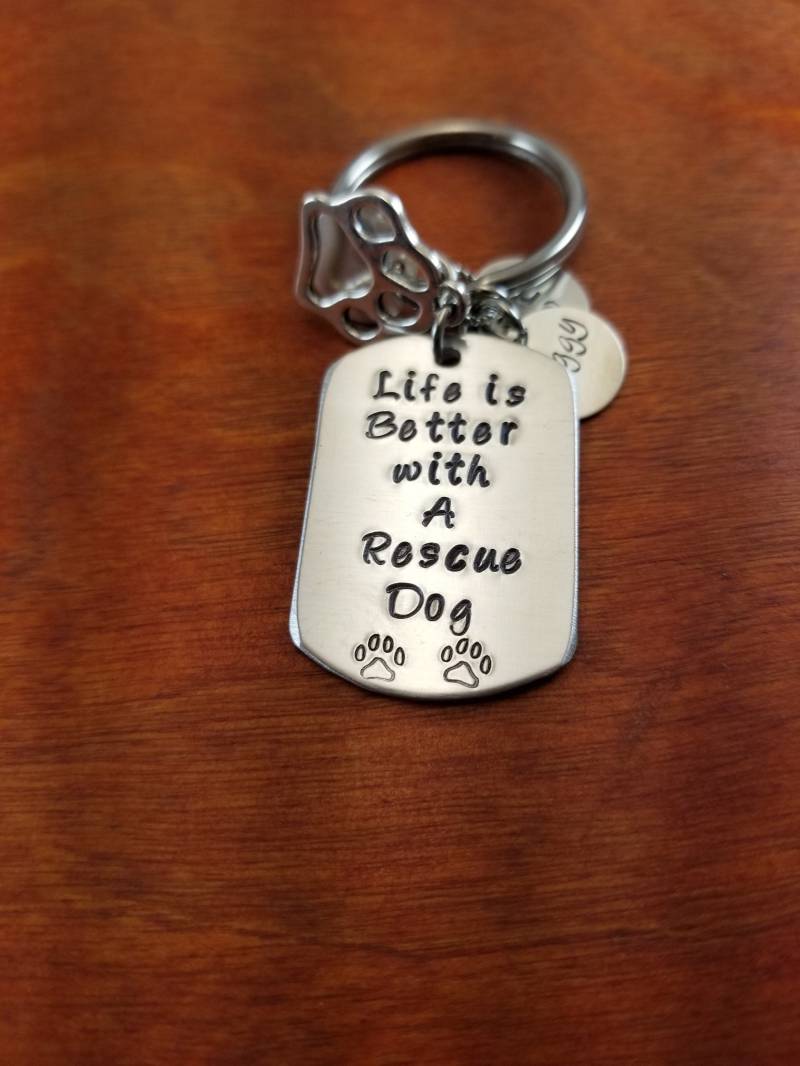 Hand Gestempelt Personalisierte Hund Liebhaber Schlüsselanhänger, Leben Ist Besser Mit Einem Rettungshund, Haustier Eltern, Besitzer Geschenk von ByalittlebitofFaith