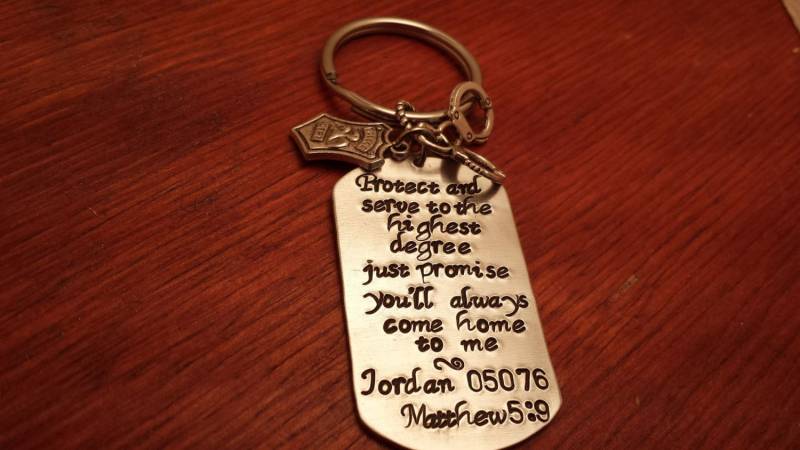 Hand Gestempelt Personalisierte Polizist Schlüsselanhänger, Schützen Und Dienen, Immer Nach Hause Kommen, Halten Sie Ihn Sicher, Leo Geschenk von ByalittlebitofFaith