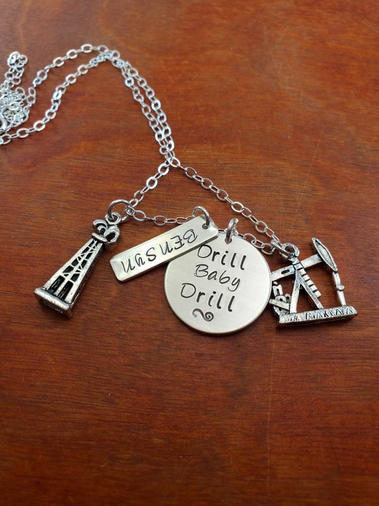 Handgestempelt-Personalisiert-Halskette-Bohrer-Bohrer-Schmuck-Ölfeld-Frau-Geschenk-Pumpe-Jacke-Ölfeld-Rohneck-Rig-sterling Silber-Derrick von ByalittlebitofFaith