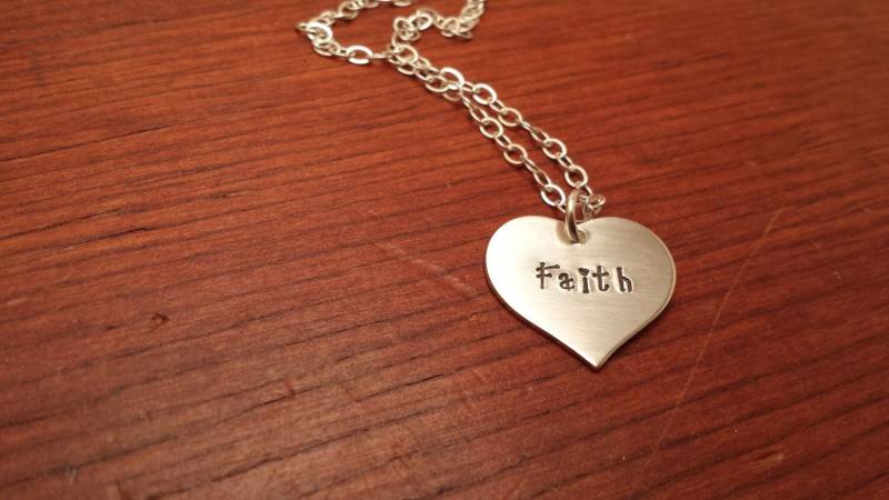 Herzförmige Namenskette, Handgestempelte Personalisierte Sterling Silber Herz Halskette, Halskette von ByalittlebitofFaith