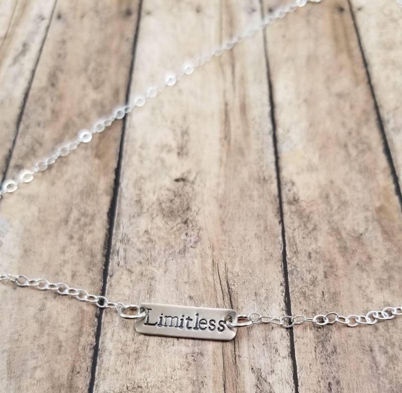 Inspirierende Christliche Halskette, Handgestempelte Bar Limitless, Christliches Geschenk, Sterling Silber Halskette von ByalittlebitofFaith