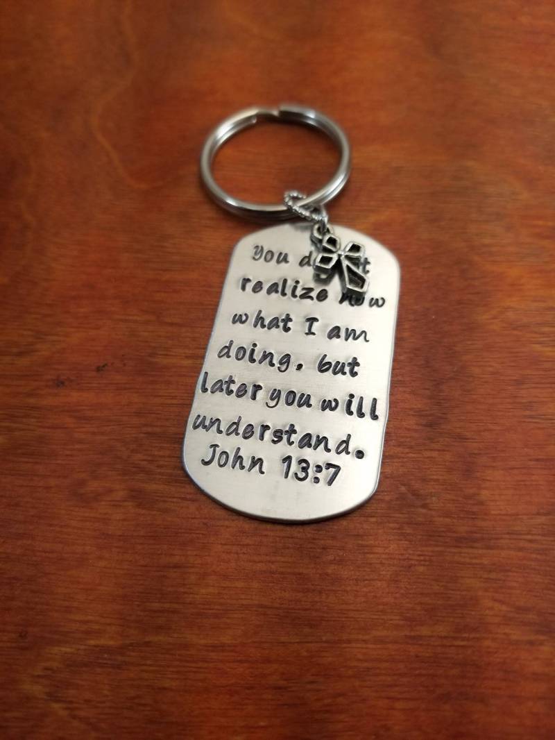 Johannes 137 Bibelverse Hundeanhänger Halskette, Christlicher Gott Ist in Der Kontrolle Schlüsselanhänger, Taufgeschenk, Handgestempelter von ByalittlebitofFaith