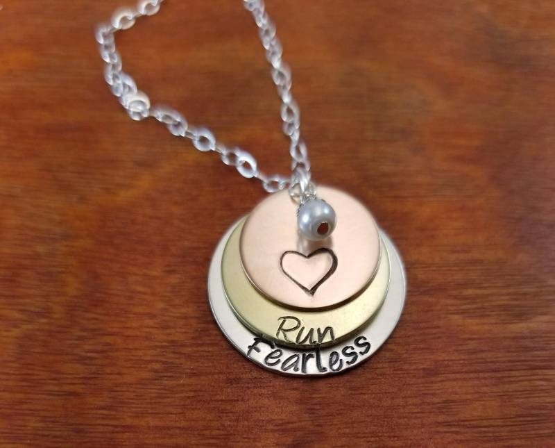 Laufen Furchtlose Halskette Läufer Geschenk, Marathonläufer, Ironman, Strecke, Langlauf, Trainer, Inspirierend, Sport, Von Hand Gestempelt von ByalittlebitofFaith