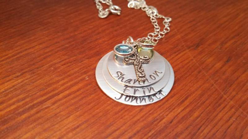 Mama Geburtsstein Halskette, Gestapelt Namen Von Hand Gestempelt Personalisiert von ByalittlebitofFaith