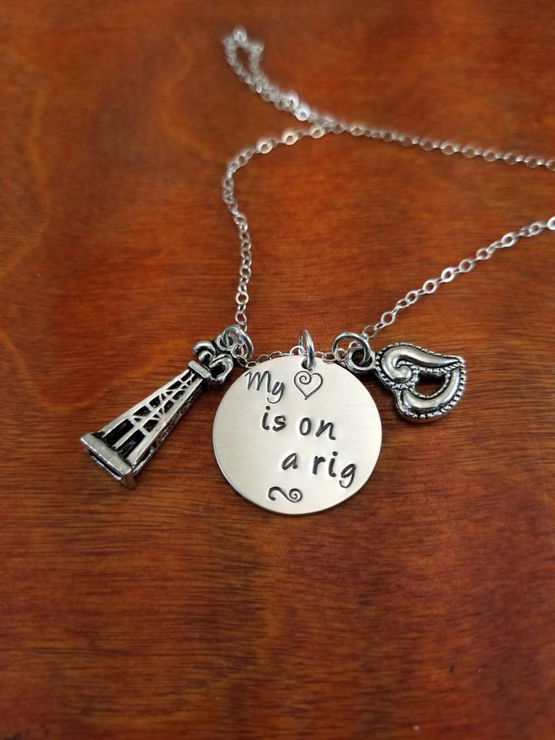 Mein Herz Ist Auf Einer Bohrinsel Ölfeld Frau Halskette, Oilfield Freundin, Roughneck, Ölplattform, Anschlag Leben Gestempelt Personalisierte von ByalittlebitofFaith