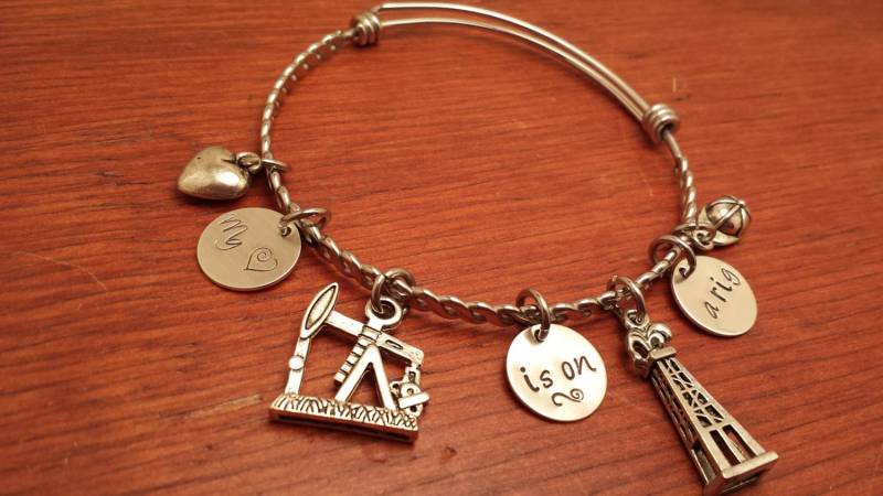 Ölfeld Frau Armband, Auf Einer Bohrinsel, Geschenk, Bohrturm, Ölbohrinsel, Im Patch, Anhänger Leben, Raubein, Hand Gestempelt von ByalittlebitofFaith