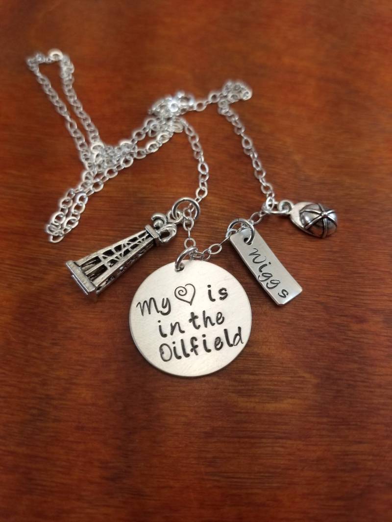 Ölfeld Frau Halskette, Mein Herz Ist Im Ölfeld, Geschenk, Roughneck Frau, Derrick Handgestempelt Personalisiert von ByalittlebitofFaith