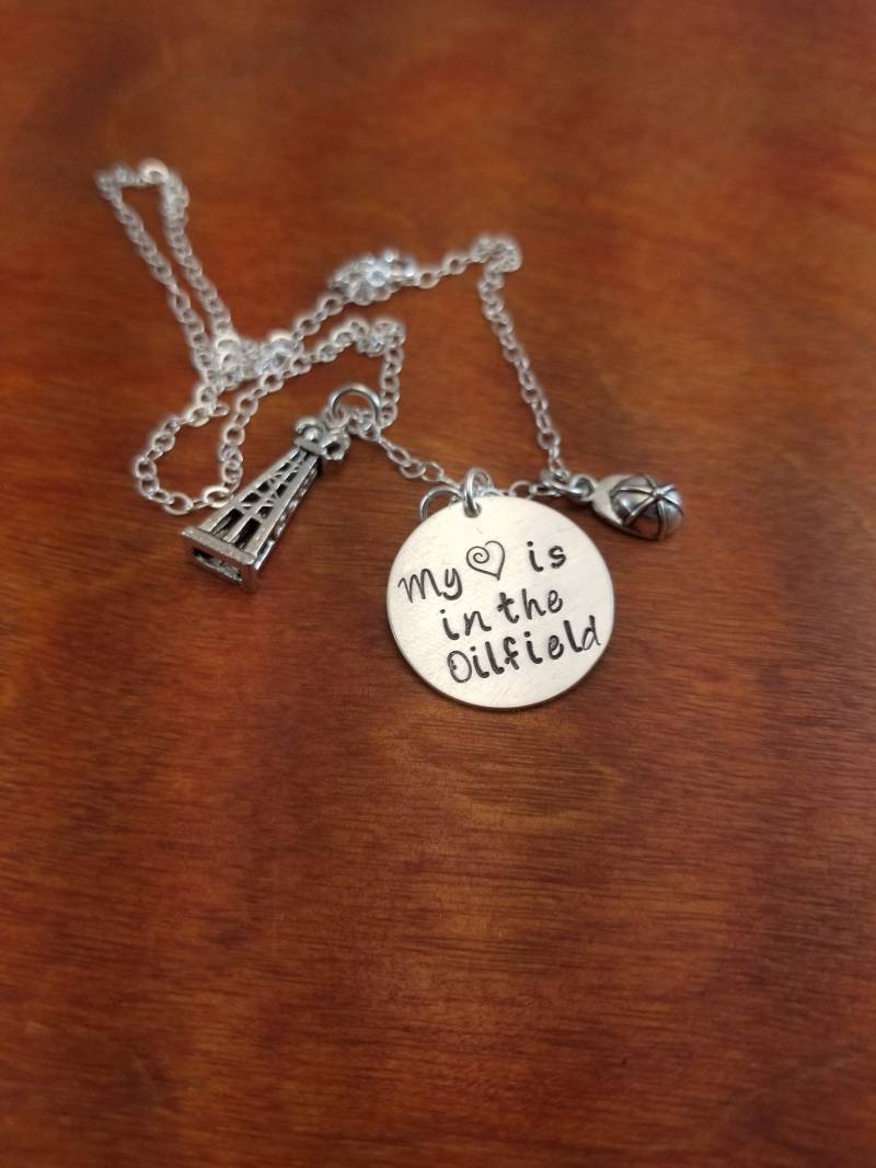 Ölfeld Frau Halskette, Mein Herz Ist Im Ölfeld, Oilfield Geschenk, Roughneck Frau, Derrick Von Hand Gestempelt von ByalittlebitofFaith