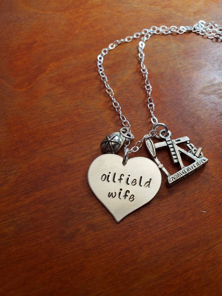 Ölfeld Frau Halskette, Oilfield Schmuck, Sterling Silber Herz Verwöhnte Frau, Handgestempelt von ByalittlebitofFaith