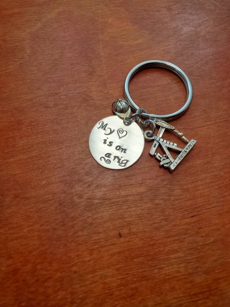 Ölfeld Frau Schlüsselanhänger, Hand Gestempelt Sterling Silber Auf Einer Bohrinsel Geschenk von ByalittlebitofFaith