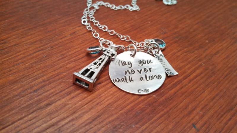 Ölfeld Nie Allein Halskette, Denkmal Erinnerung, Verlust Von Rauhals, Von Hand Gestempelt Personalisiert von ByalittlebitofFaith